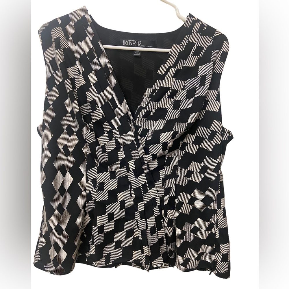 KASPER dressy sleeveless shirt v neck there are pleat details on the front.
